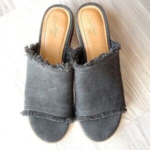 Universal Threads Slide/Sandals/Slip On Women's Size 8 Charcoal Denim Frayed